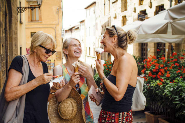 Gruppo di persone che viaggiano insieme